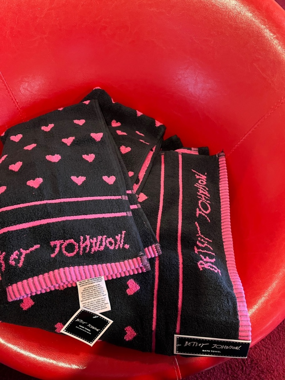 Betsey Johnson Black and Hot Pink Heart Bath Towel Set